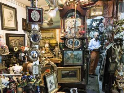 Da antichi ed eleganti candelieri del 700 a introvabili giocattoli in legno, da armi rare a vecchi giornali, sono gli innumerevoli piccoli gioielli che � possibile scovare spulciando nella bottega del 75enne Dario Cal�, situata a Bari, in via De Rossi
